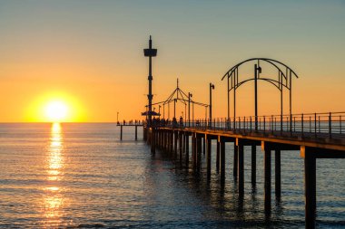 Brighton Beach iskelesinden günbatımı, insanlarla