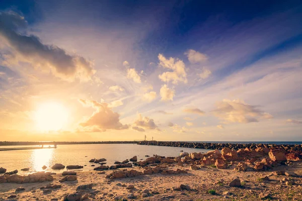Plaj üzerinde dramatik günbatımı — Stok fotoğraf