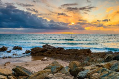 Plaj üzerinde dramatik günbatımı