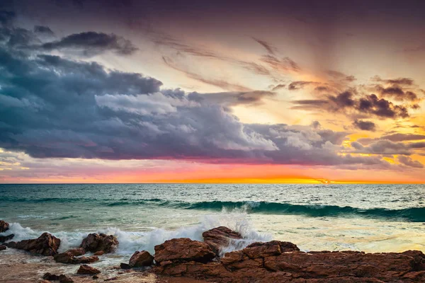 Fırtınalı bulutlar ile dramatik günbatımı 