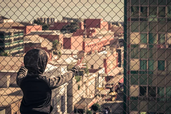 Chlapec stál na vrcholu střechy — Stock fotografie