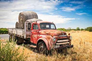 Saman ile eski terkedilmiş kamyon 
