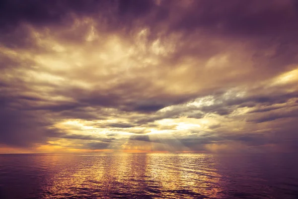 Drammatico tramonto sull'oceano — Foto Stock