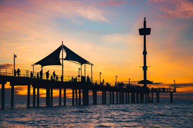 Brighton iskelesi insanlar gün batımında