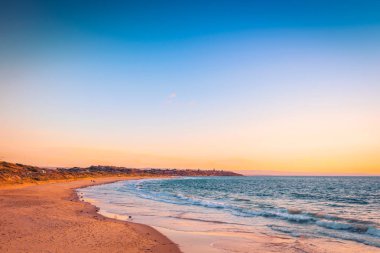 Bağlantı noktası Makati plaj gün batımında