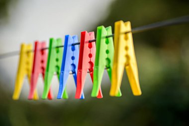 Clothesline üzerinde Renkli mandal