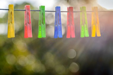 Clothesline üzerinde Renkli mandal