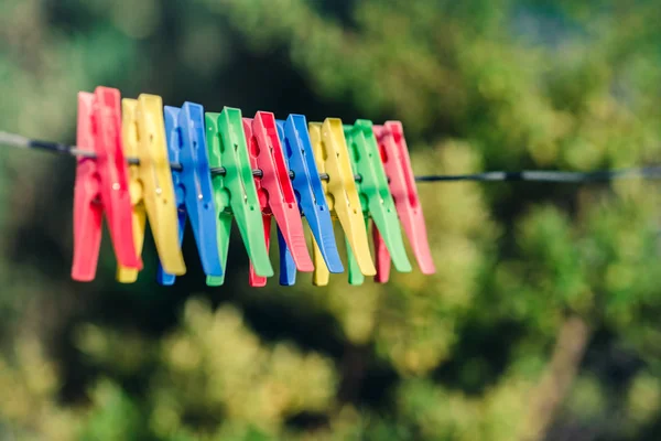 Piquets colorés sur corde à linge — Photo