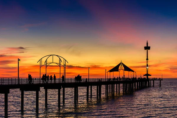 İnsanlar iskele gün batımında