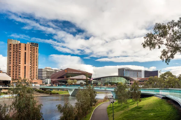 Adelaide riverbank stadsutsikt — Stockfoto
