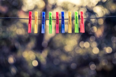 Clothesline üzerinde Renkli mandal
