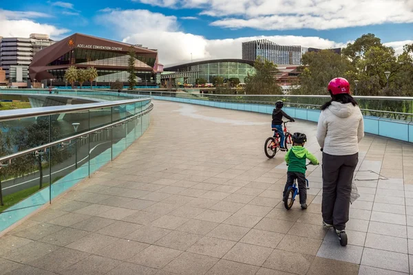 Madre con hijos montar bicicletas en la ciudad — Foto de Stock