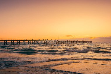 Bağlantı noktası Makati iskelesi gün batımında