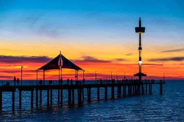 İnsanlar iskele gün batımında