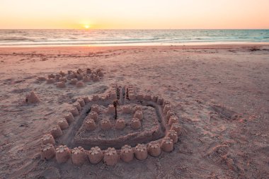 Kumsaldaki kumdan kale 