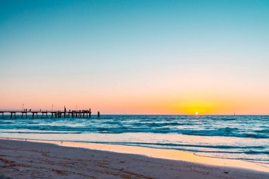 Glenelg plajda güzel gün batımı 