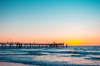 Glenelg plajda güzel gün batımı 