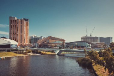 Adelaide şehir manzarası ile ikonik yapılarıyla