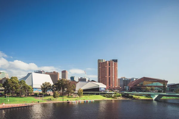 Adelaide skyline van de stad met zijn iconische gebouwen — Stockfoto