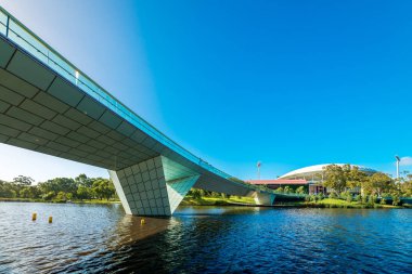 Torrens ayak Köprüsü ve Adelaide Oval Nehri görüntülendi?