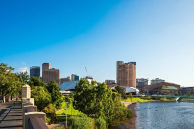 Adelaide şehir manzarası ile Torrens Nehri 