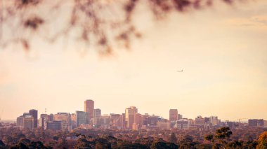 Adelaide şehir manzarası gün batımında