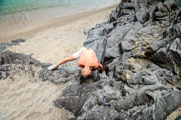 Mann wäscht Gesicht mit Regenwasser — Stockfoto