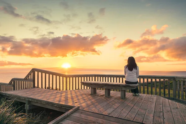 Žena při pohledu na západ slunce na promenádě Hallett Cove — Stock fotografie