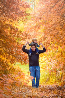 Babası veren oğlu Sırtıma binmek