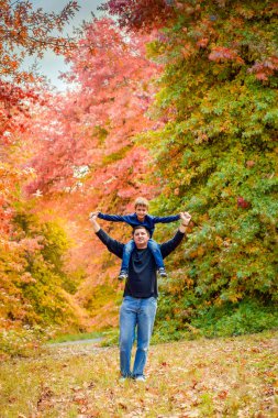 Babası veren oğlu Sırtıma binmek sonbahar parkta