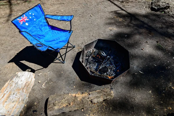 Cadeira portátil com bandeira da Austrália em pé perto do local do fogo — Fotografia de Stock