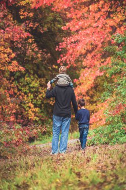 Baba çocukları ile yürüyüş