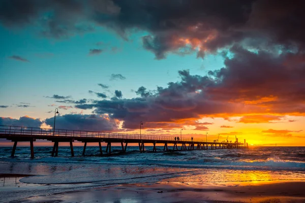 Mensen lopen op Glenelg strand steiger — Stockfoto