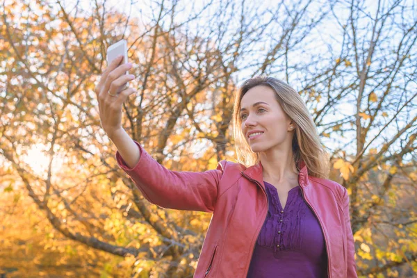 Hübsche Frau macht Selfie-Foto mit Handy — Stockfoto