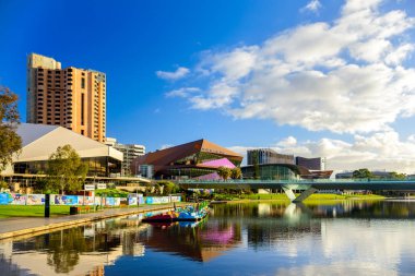 Torrens Nehri görüntülendi Adelaide şehir manzarası