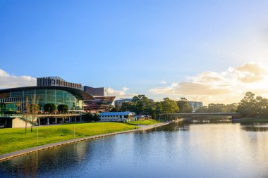 Adelaide Riverbank gün batımında