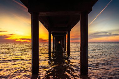 Brighton iskelesi altından dramatik gün batımı görünümü