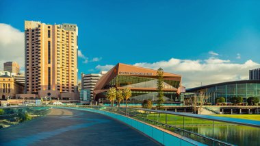 Torrens yaya köprüsü üzerinde görüntülendi Adelaide şehir manzarası