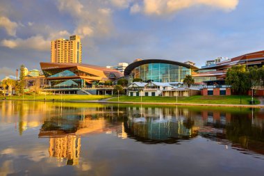 Torrens Nehri görüntülendi Adelaide şehir manzarası