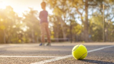 Tenis topu yakın plan fotoğrafı açık sahada. 