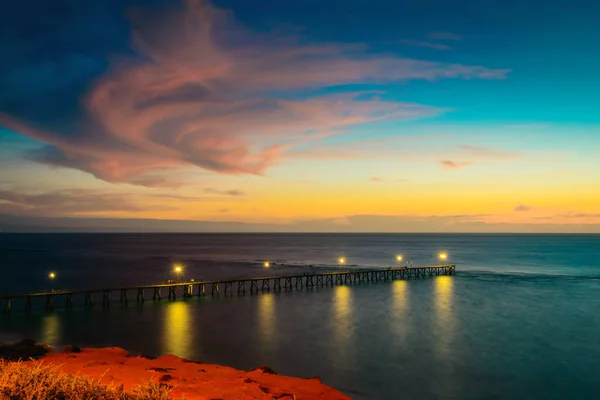 Port Noarlunga jetée avec lumière après le coucher du soleil — Photo