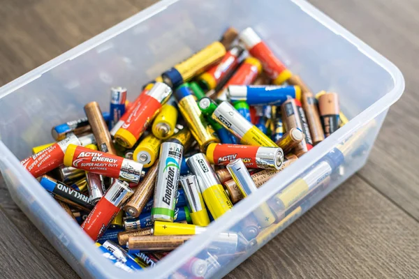 Assortiment gebruikte Aa- en Aaa-batterijen — Stockfoto