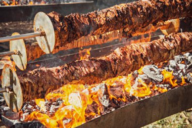 Ahşap kömüre kızarmış et tükür.