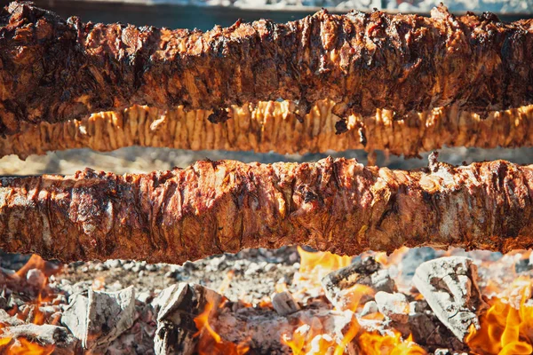 Carvão churrasco cuspir carne assada — Fotografia de Stock