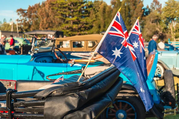 Avustralya bayrakları eski arabada — Stok fotoğraf