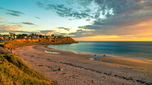 Les gens qui profitent du coucher de soleil à Christies Beach — Photo