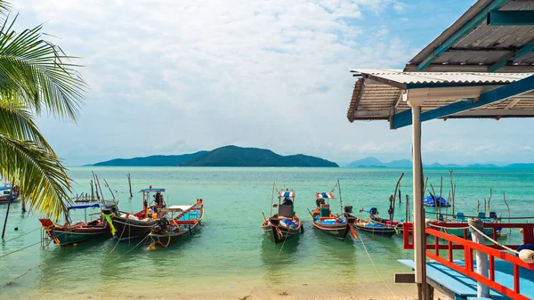 Samui Tailandia Enero 2020 Auténticos Barcos Pesca Tailandeses Anclados Playa — Foto de Stock