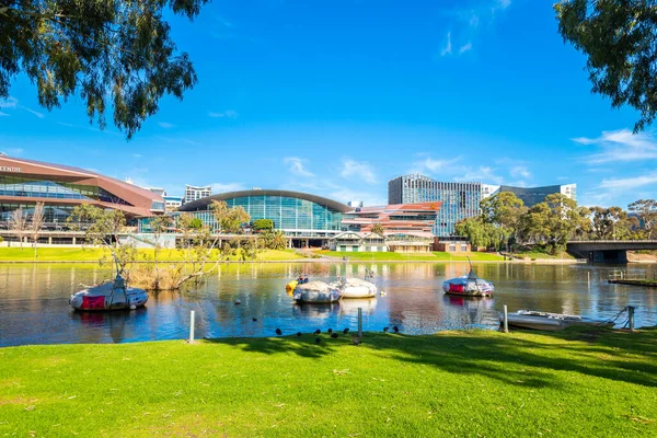 Adelaide Australia Sierpnia 2019 Rzeka Torrens Bojami Grillowymi Centrum Adelaide — Zdjęcie stockowe