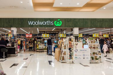 Adelaide, Avustralya - 17 Ağustos 2019: Unley alışveriş merkezinden izlenen müşterilerle Woolworth girişi