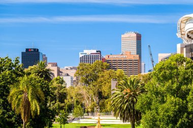 Adelaide, Avustralya - 23 Şubat 2020: Adelaide şehrinin ufuk çizgisi Pennington Gardens üzerinden bir gün boyunca izlendi